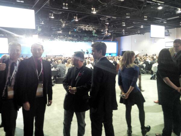 HBuzzetti's tweet image. De mieux en mieux. Le staff du PC empêche les journalistes d&apos;aller sur plancher de la plénière du #cpc2013 #cdnpoli
