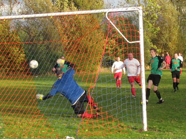 YLPSport's tweet photo. @YourLocalPaper pix from @NWNLeague @MarshlandFC v @Castle_Risingfc Res 3/5 http://t.co/EqiGmaygjc