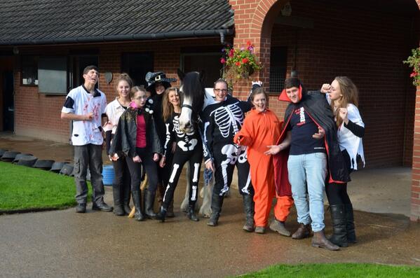 Chigride's tweet photo. These are our great Saturday volunteers with William hiding in the middle :-) http://t.co/StKMr5A1jw