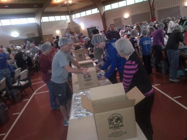 EMcLeodConnect's tweet image. #StopHungerNow step 3: 36 bags, weighing about 33 lbs, are packed into each box, which is loaded into a truck