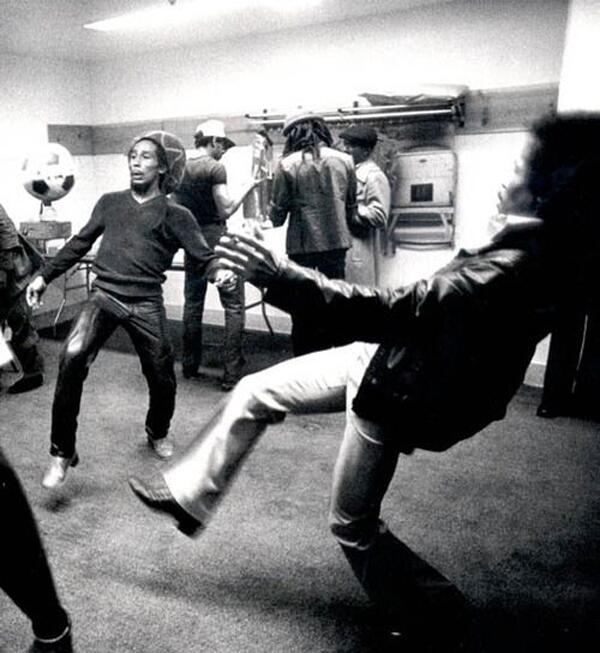 Futbool_Fotos's tweet photo. Bob Marley y Jimi Hendrix jugando fútbol http://t.co/8BDbvsrDgC