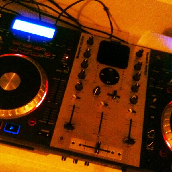 ellejsmall's tweet image. New toy #numark #mixdeck :)
