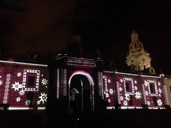MeetInQuito's tweet photo. El #mappingQuito emociona al público que se da cita en la Plaza Grande por #finadosQ http://t.co/4PxxU7ObpT