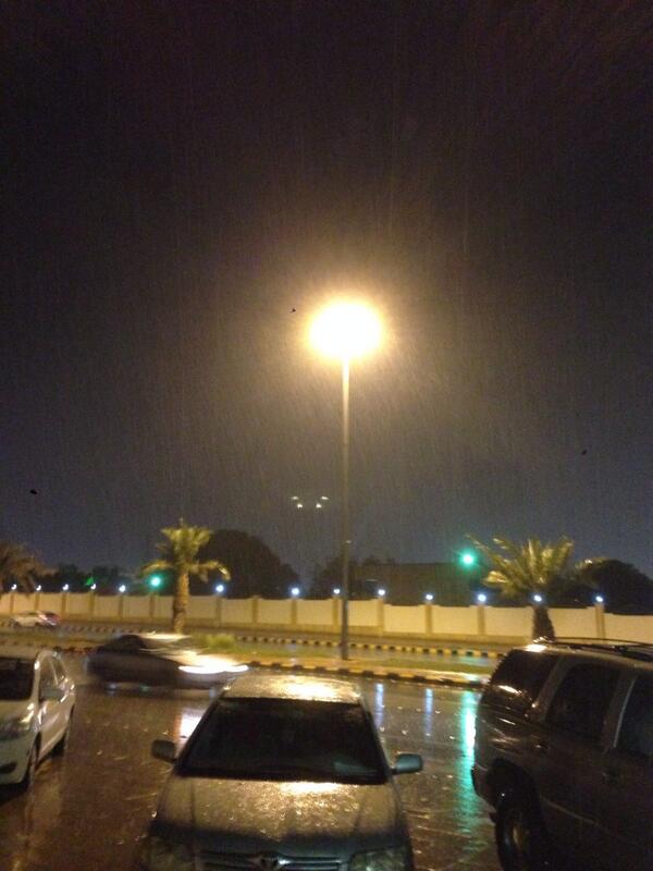 atb249's tweet photo. كل شي في بالي خطر / 
و الوصل مبطي نآطره .! 

تسمع ؟ 
 ينادينا المطر / 
يمكن كسرنا خاطره .! http://t.co/HrHCuckgfa