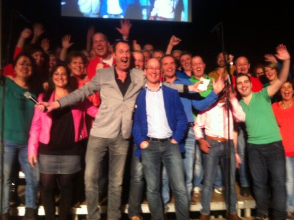 jochemvang's tweet photo. Zo trots. Op de foto met #Popkoor2000 !!!!!! ( de echte ! ) http://t.co/PLemyoQZuA