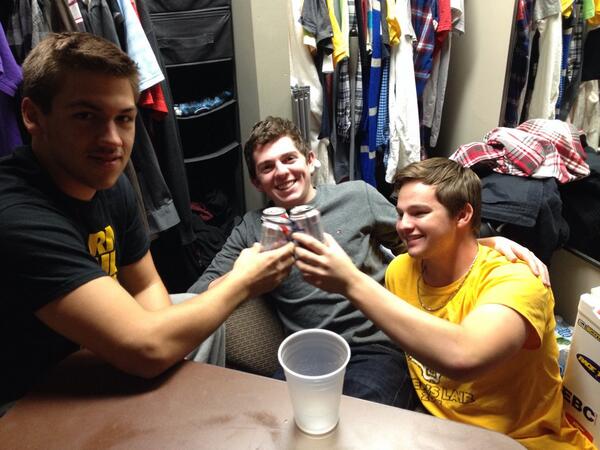 samusinthewild's tweet photo. Cheers to the birthday boy @Zjacobson10 http://t.co/y2Odrrmk9N