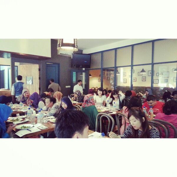 detikfood's tweet photo. Wih! Para peserta sedang asik menikmati hidangan sehatnya nih! #SlimHealthyClass http://t.co/06cwPmLX6Y