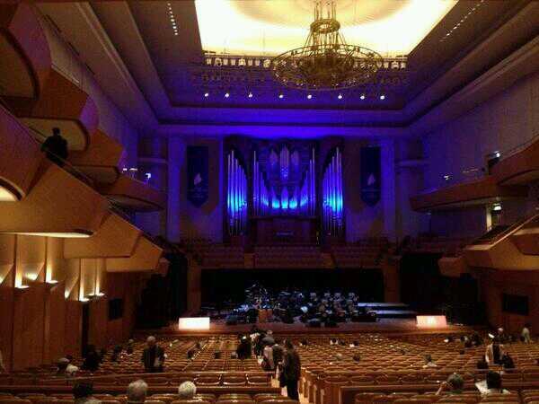yokohamaoto's tweet photo. 【ヨコオトレポーター】【熱帯JAZZ楽団 LIVE IN YOKOHAMA for   Next Generation】横浜みなとみらい大ホールが開場しました。素敵なホールで聴けるのでとても楽しみです！年配のお客様も多く見られます http://t.co/Sfyuteyu0o
