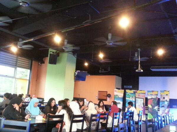 riyattey's tweet photo. #HappeningNow malasiyaa KL mdp #ebburun #RaeesNasheed 2013 vote 4 anni #KKBK http://t.co/9V8PKgoAOd