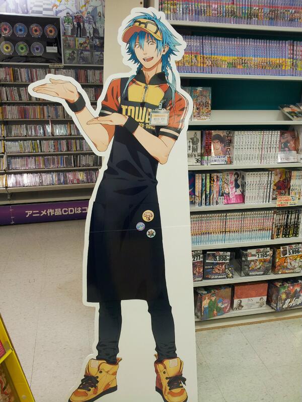 TOWER_Shinjuku's tweet photo. 【新宿アニメ部】お待たせ致しました！本日より「DRAMAtical Murder」の主人公、蒼葉クンが新宿店アニメコーナーにて勤務開始！タワレコエプロンが似合ってる☆皆様のご来店、お待ちしておりますっ！ http://t.co/3dUdUXQlCN