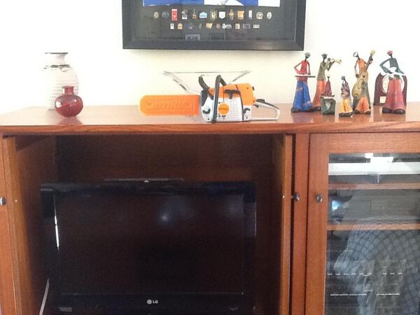 EzzyRyan's tweet photo. My new present takes pride &amp; place on top of the TV http://t.co/aOF1jUqA7q