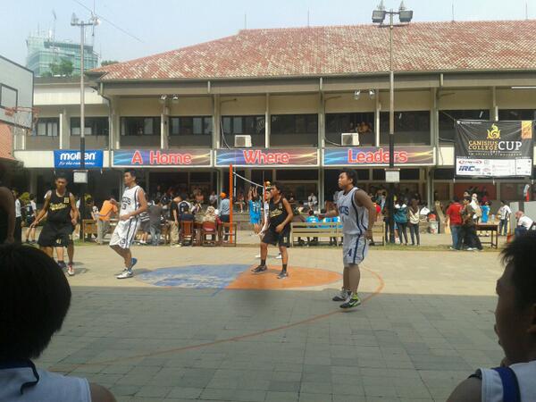 RPJrevolt's tweet photo. Guys lagi ada pertandingan basket putra @RPJbasketball di CC Cup melawan Mardiyuana. Ayo support temen" kita http://t.co/X9kEdqvcQq