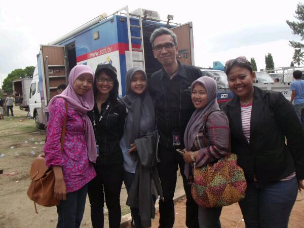 FatmaWidyaN's tweet photo. Thanks @dahSyatMusik udah mampir ke jogja :). Ga bisa foto ma aak raffi . .with opa and kak carla pun jadi (´⌣`ʃƪ) http://t.co/snU6JzjdHi
