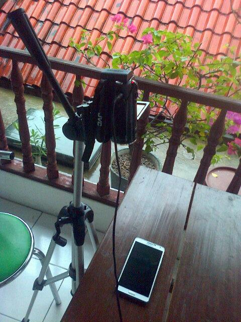 yosbeda's tweet image. Proses video review Samsung Galaxy Note 3 di tengah cuaca hujan #TechFactor