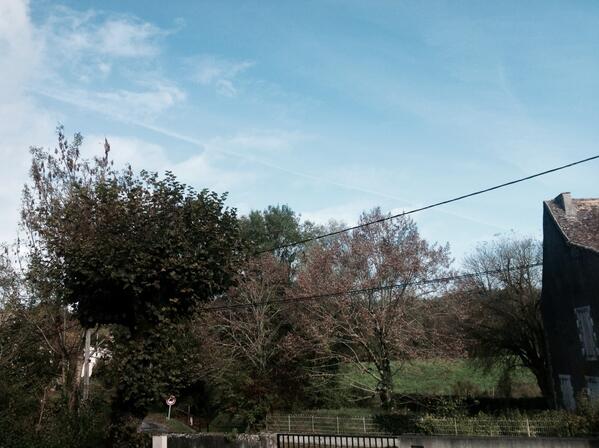 ChemtrailersEye's tweet photo. Bon dimanche sous vos applaudissements. #chemtrails http://t.co/mHFUawp0rA
