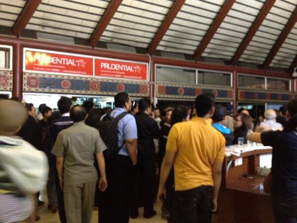 ustad_alhabsyi's tweet photo. Smua penumpang marah kpd petugas LION http://t.co/F6Aa9bPu3B