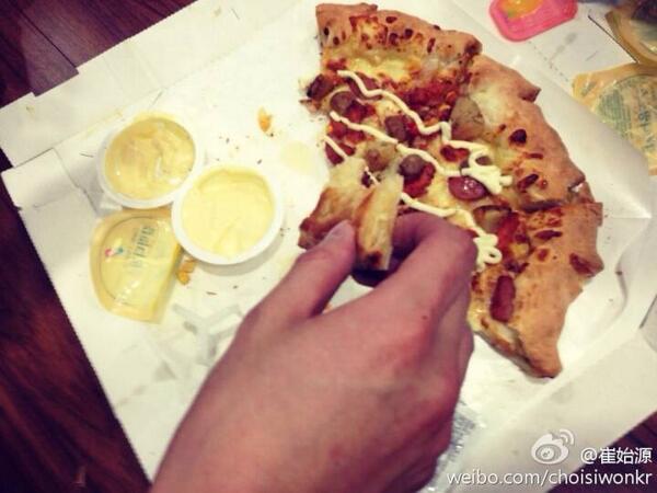 GaemGyuubot's tweet photo. ✎シウォン's Weibo

練習中。お腹空いた。食べるか食べないかどうしよう。:^((キュヒョンの手:^) 

2013.11.03
https://t.co/vRNdVKMaOf