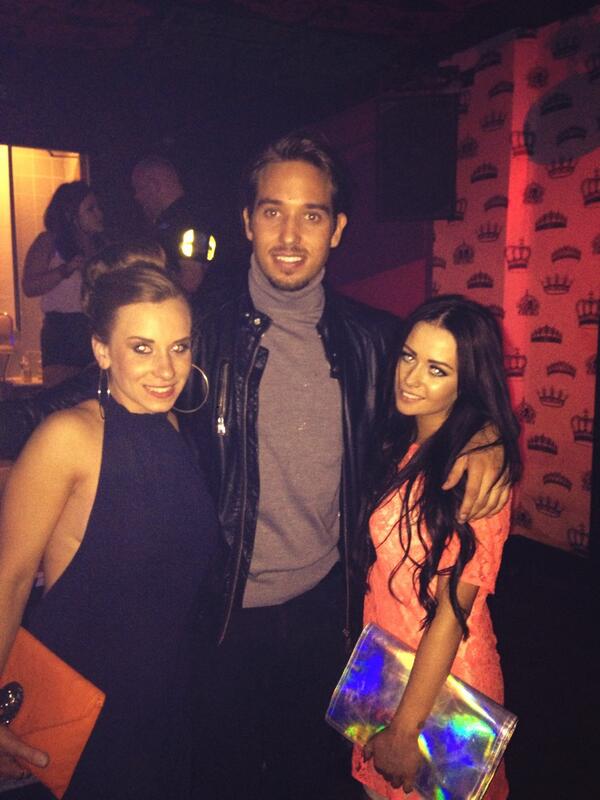 StaceyWebster12's tweet photo. @JamesLockie86  @JaySieber #liverpool #garlands 👌 http://t.co/RuH2oAO4nX