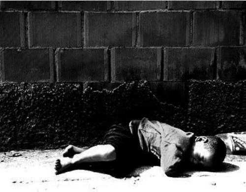 Corcaque's tweet photo. @corcaque Meninos de rua: "Esses meninos são anjos ou são marginais? Onde estão seus brinquedos? Cadê os seus pais?" http://t.co/8fZwK3k6FS