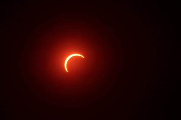 newvisionwire's tweet photo. RT @skaheru: Photo by Laura Mulenga Walusimbi taken at Kyema Vocational Institute 1715hrs in Masindi #EclipseUG http://t.co/Jp6j6TeIOc