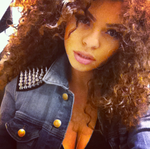 _PostbadCongo's tweet photo. Congolaise Italienne #PostBadCongo http://t.co/9fUu6Nm20Y