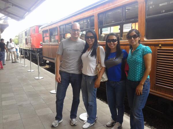 SilvisSolis's tweet photo. Eeeehh llegamos !!! Bombillo hasta el infinito y mas allá ♡♡ @mafer_1984 http://t.co/iHHkwAiqNI