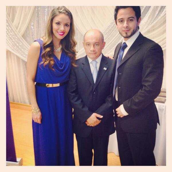 LauraSierraTV's tweet photo. Presentando la Gala de reconocimiento a Empresarios Colombianos por @MiraistasUSA y con el Héroe CNN @_JorgeMunoz http://t.co/IEHasAzBS3