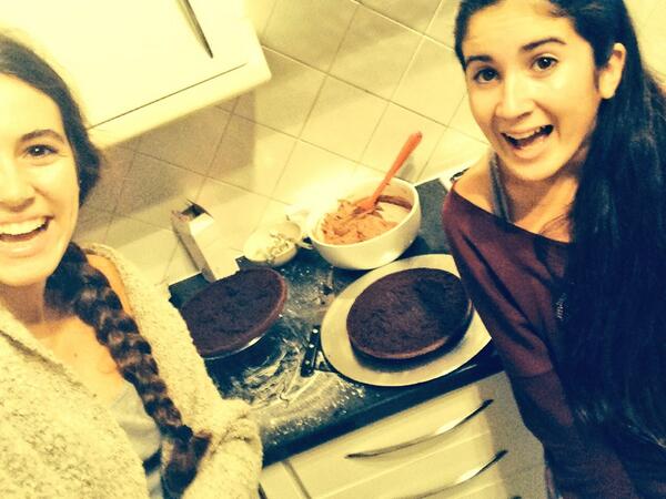 Sofilagache98's tweet photo. Cooking with daa siss @mililagache #mmm #birthdaycake #siblingsbonding 🎂🎂🎂🎂 http://t.co/J3U2PjssBp