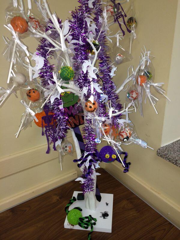 Poptastic2's tweet image. Halloween pop cakes hanging from a tree for table decoration at a party