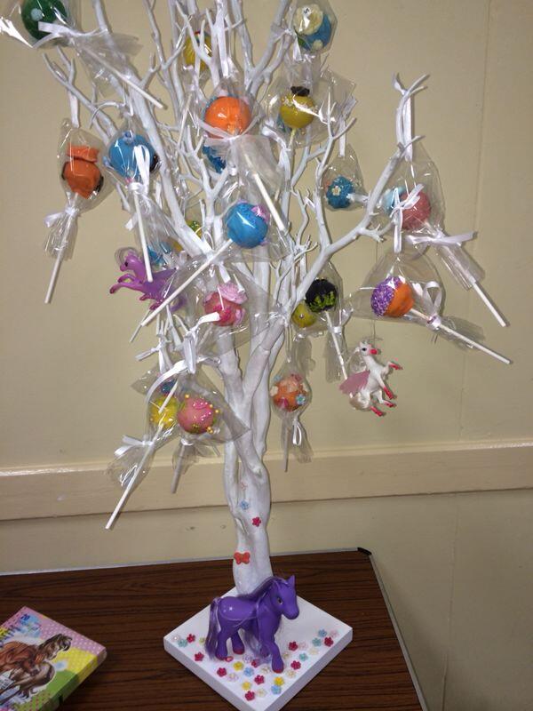 Poptastic2's tweet image. Horse pop cakes for a little girls birthday party hanging from a tree for table decoration #horseshoes #rosettes