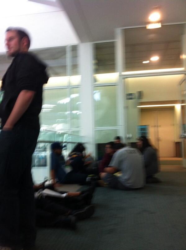 arcaydes's tweet image. Waiting in line to meet the voice actors from GTA5 #anotherhour #nofilter