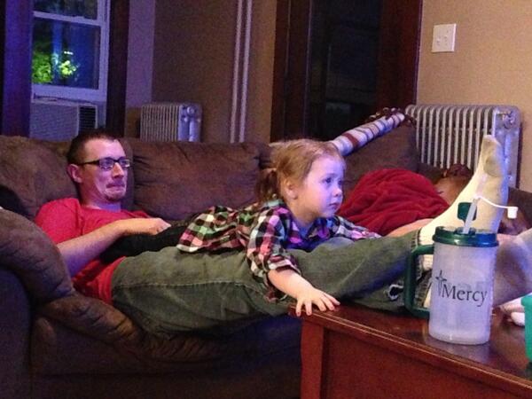 CastaJ's tweet photo. @JuggleNuts and Eva watching the end of Despicable Me. http://t.co/PqOeKWIZx2