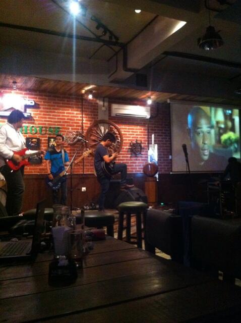 SahabatVoTa's tweet photo. liat dong vocalis kita sampe naik2 gituu kakinya;p @TITO_VoTa http://t.co/fpSNHVP8j5
