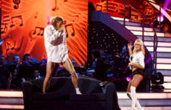 EliseRechichi's tweet photo. Hi guys! Get onboard &amp; SMS 'Steve' to 191777 or vote online at Yahoo!7 to keep    him on #dancingau @stevehookerpv http://t.co/ijth0JO8u7