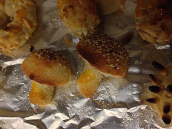 anadalg's tweet image. Tarda d'elaboració de panellets amb els colegues. Featuring: #panellet eriçó i #panellet bolet.