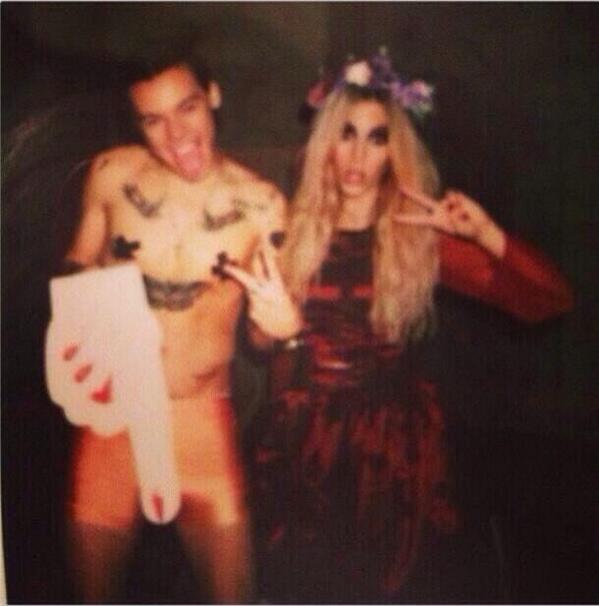 CassStephenHRP's tweet photo. Is he naked or?? http://t.co/CLki3jO1Po