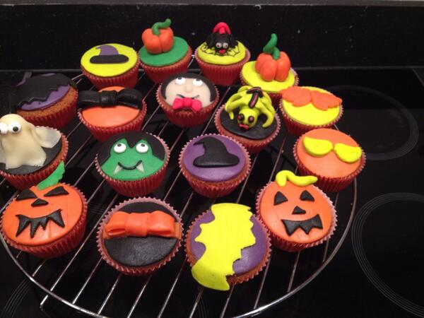Deborahneus's tweet photo. #Halloween  #cupcakes #homemade #Dracula #pumpkin .... http://t.co/YahO3tGiVH
