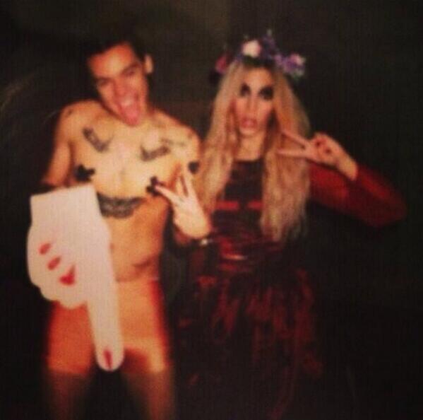 tyleroakley's tweet photo. IT APPEARS AS IF @HARRY_STYLES CAN'T BE TAMED. http://t.co/GVLhjP5oTD