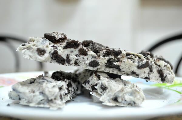 maya_tarek's tweet image. #KitchenSuccess 2: Cookies and Cream Barks. :)