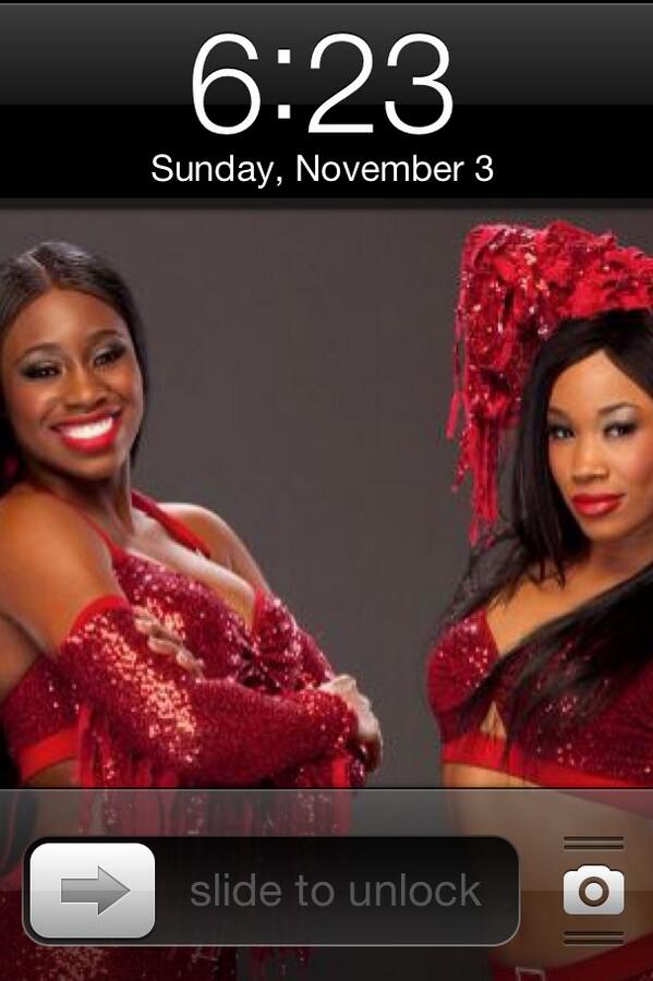 xDanielandBriex's tweet photo. @NaomiWWE @WWECameron How do you guys like my lock screen http://t.co/T1UbbzZVB5