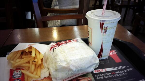 Maxmedic's tweet photo. @CocaCola_Korea 회의가 늦게 끝난자들이 먹는다는 눈물젖은 버거왕ㅠ 그래도 스탬프 1개 적립! #코크투게더 http://t.co/vsZuJTdR0E