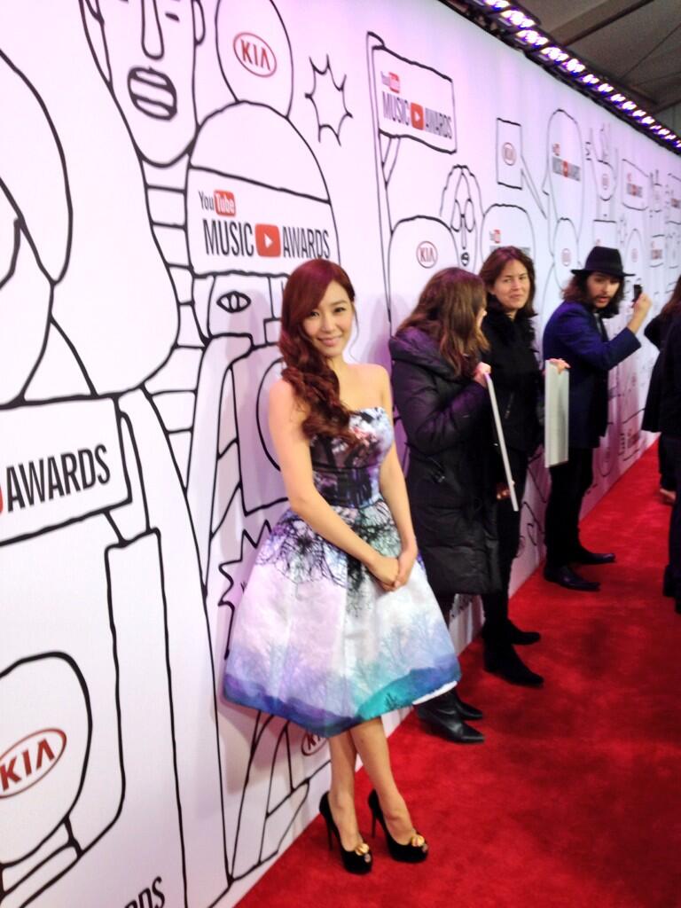 [PIC][02-11-2013]Tiffany khởi hành đi New York để tham dự "YouTube Music Awards" vào chiều nay BYMB_ktIAAA12cL