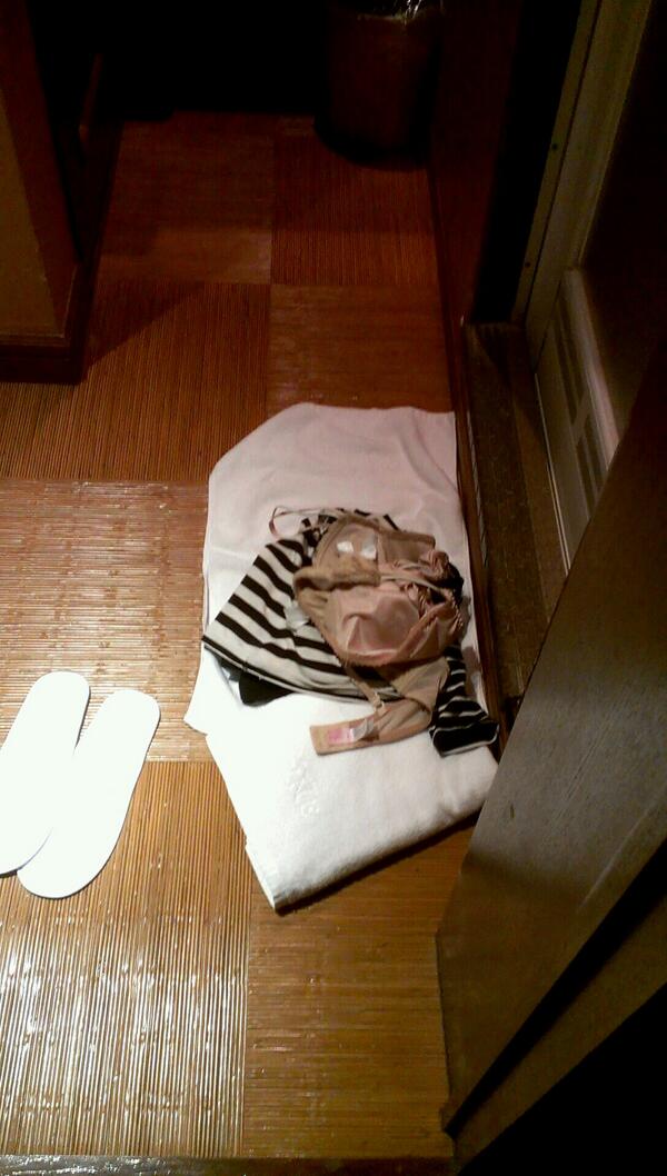 fuximi's tweet photo. 15時半には出たいのに、ゆっくりシャワーされて困るという。 http://t.co/qhcmsdkwo7