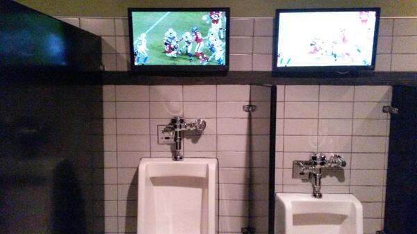 maryfitz565's tweet photo. “@dave_tuohy: Having a pee, watching the game. . http://t.co/FFP5oWGTPv” did u c dis @carologorman @quin_laura @ValHoura @niamhy64