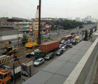 yuli_darma's tweet photo. @TMCPoldaMetro imbas penutupan jalan layang pluit ke groggol. Jembatan dua macet parah http://t.co/6YW3YxOtN0