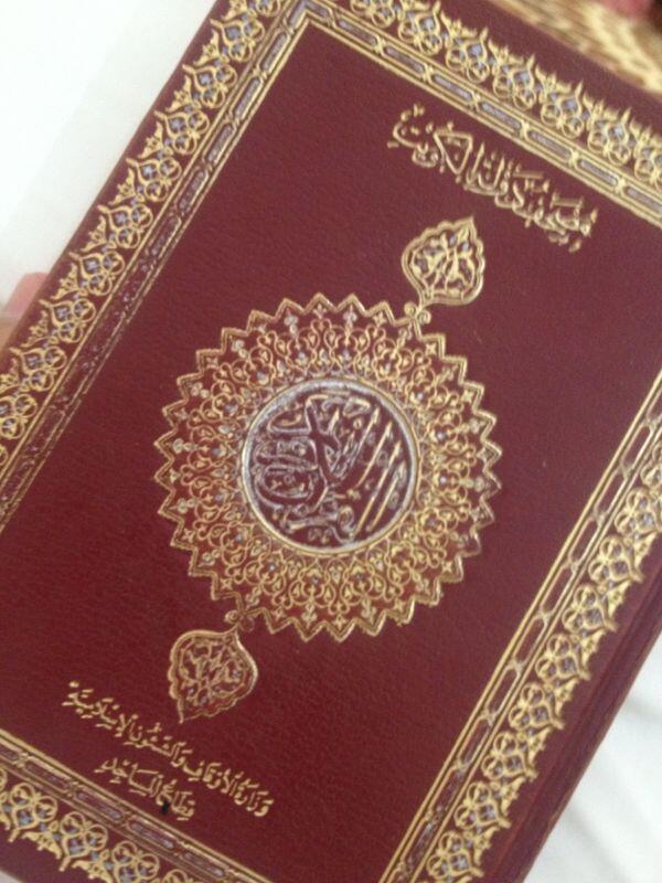 AmerKhald89's tweet photo. هو الكتابُ الذي مَنْ قَامَ يَقْرَؤُهُ
كأنَّما خاطَبَ الرحمنَ بالكلِّمِ http://t.co/AvnWx2il4r