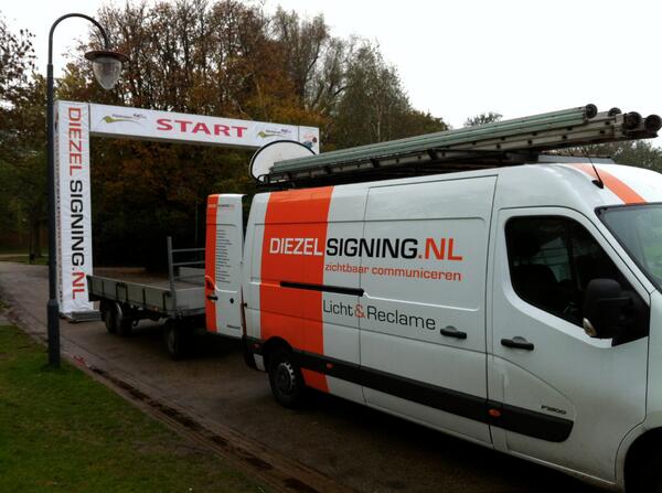 Diezelsigning's tweet photo. @Diezelsigning was ook vd partij om de start/finishboog te plaatsen bij alweer de 56e @plantsoenloop #leukevenement http://t.co/LC4byU2AzF