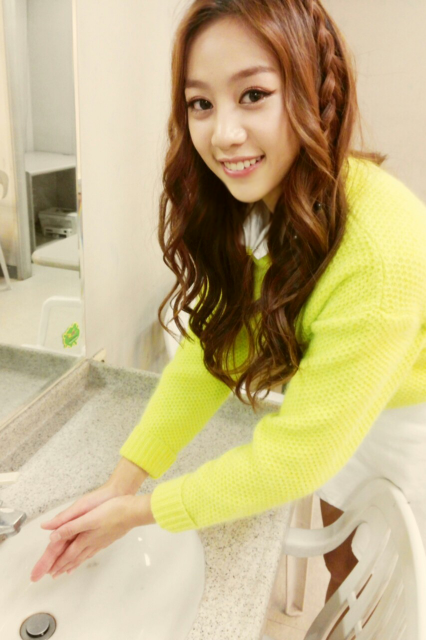 BYNUm9cCYAM0zj3.png:large