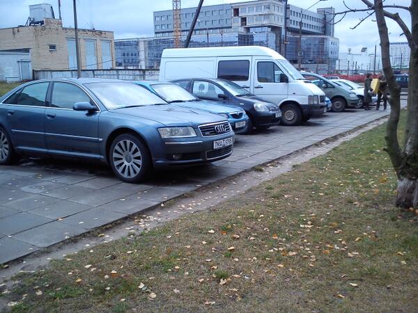 zainifico's tweet photo. @GUVD_Minsk ул. Дунина-марцинкевича 2. Машины паркуются на тротуаре регулярно. Мамы с колясками страдают. http://t.co/8sOcJEHlEc