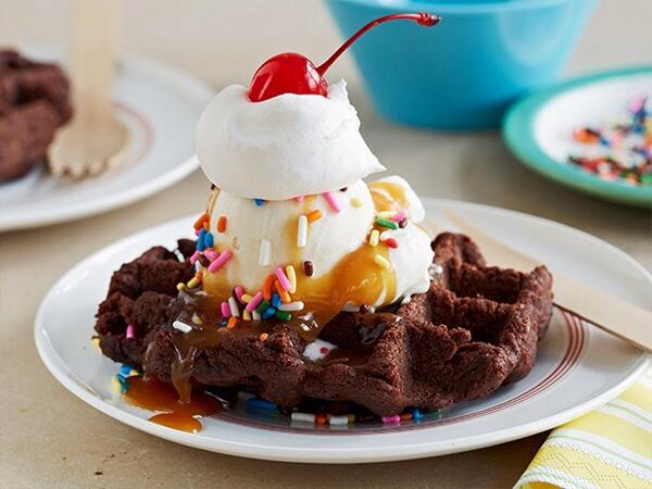 fooodgasm's tweet photo. Waffled Brownie Sundae. http://t.co/VWkECpNhPT